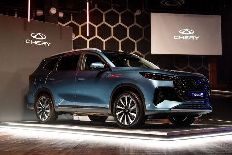 Side view of the Chery Tiggo 8 SUV