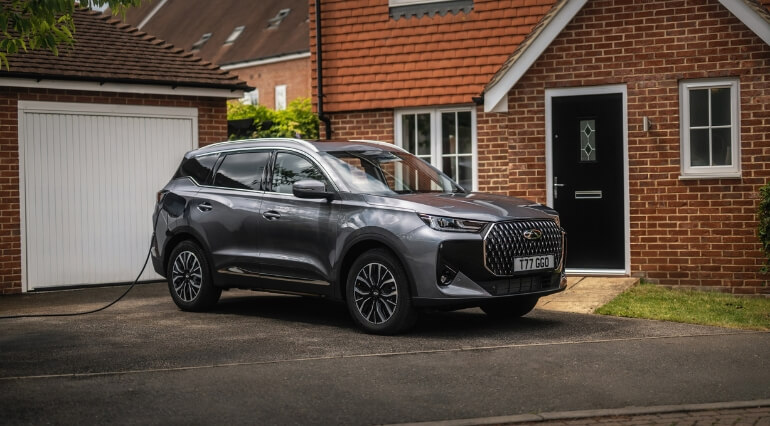 Chery Tiggo 7 charging on driveway