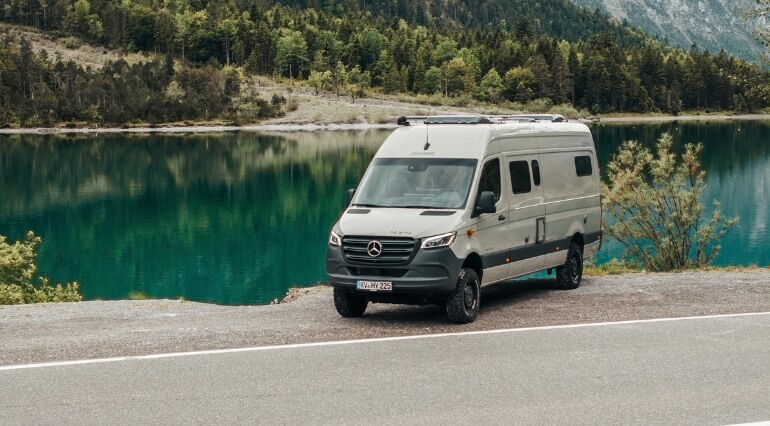 Hymer Grand Canyon S 700 on road