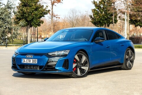 Audi e-Tron GT in blue