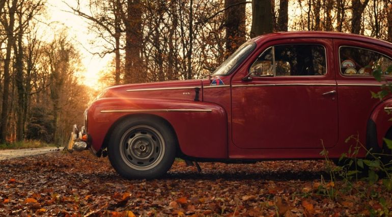 Classic red vehicle with Vredestein tyres