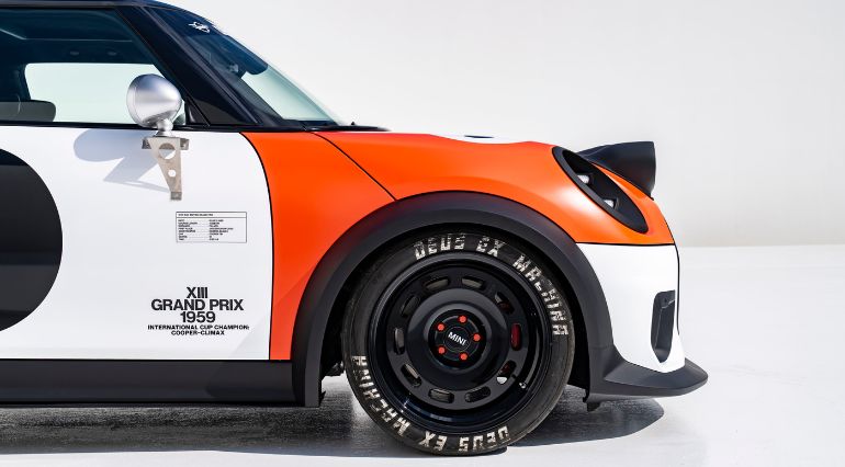 Side view of the Machina in red and white