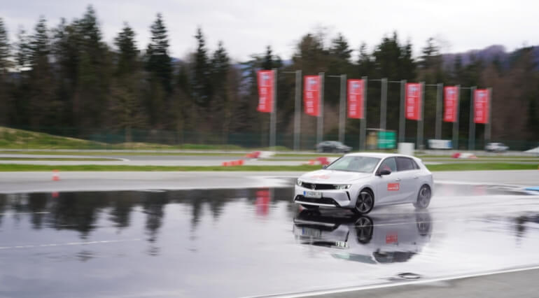 Opel Astra on skid pan