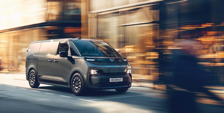 Renault Trafic E-Tech on road