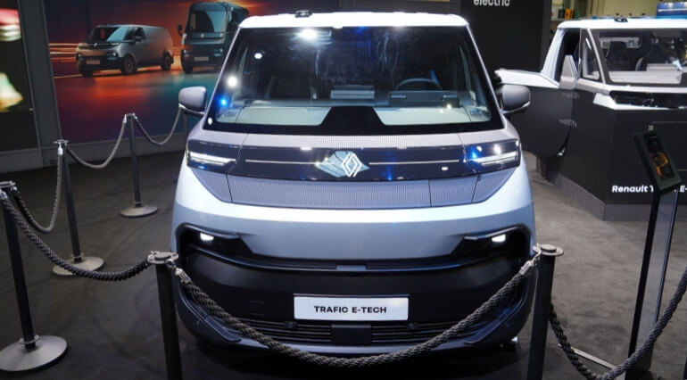 Renault Trafic E-Tech front view