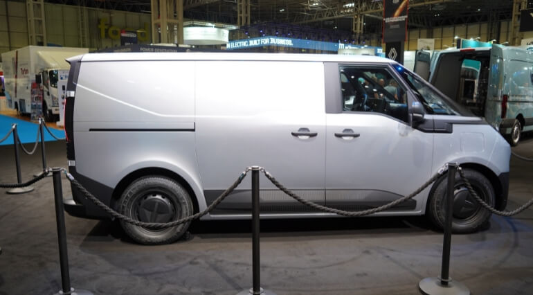 Renault Trafic E-Tech side view