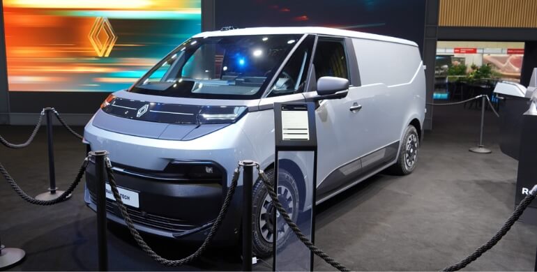 Renault Trafic E-Tech side angle