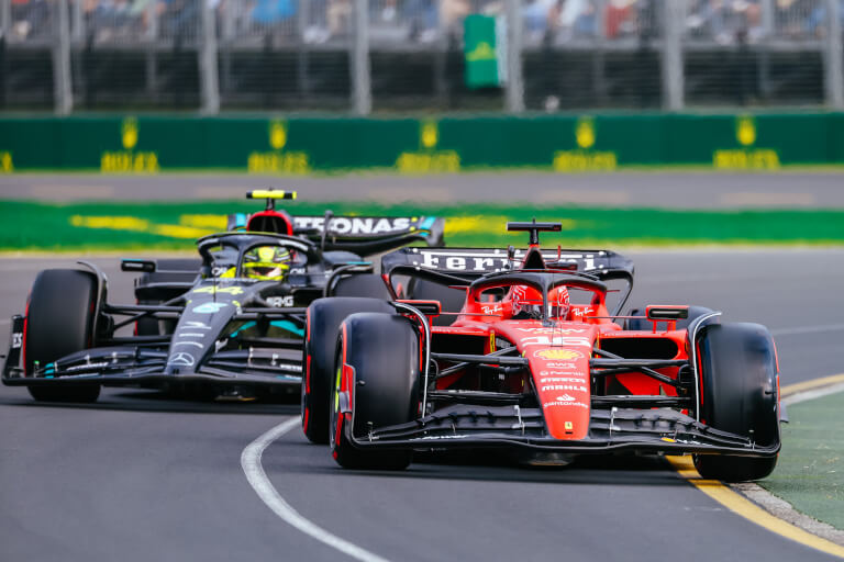 2 F1 Cars Racing