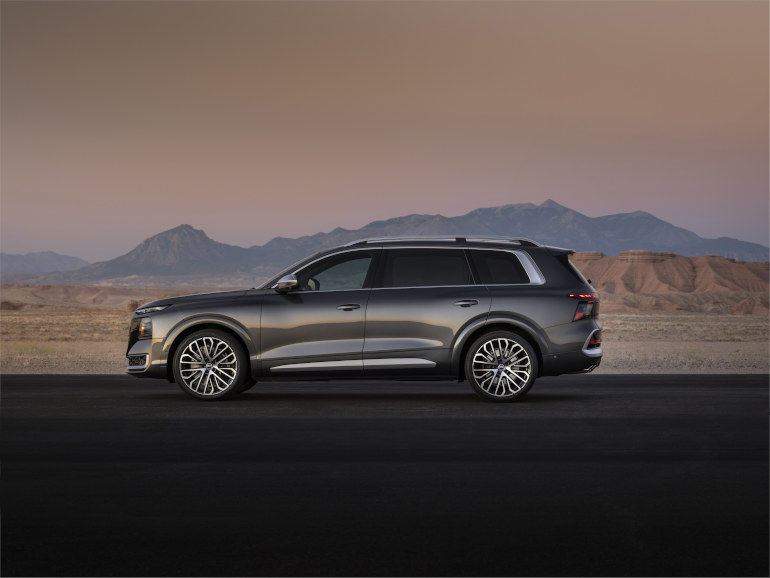 Audi Q9 Side